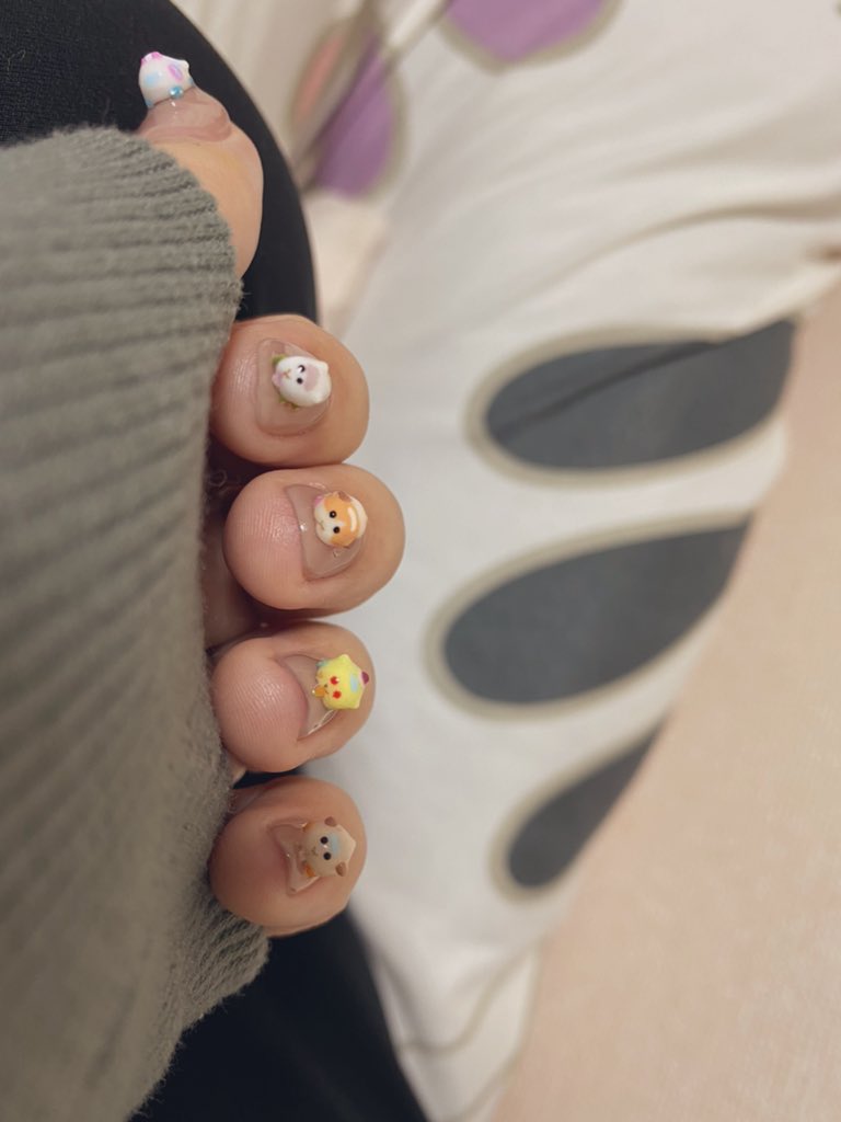 今俺は左の爪にモルカーを5台飼うという貴族の遊びをしている... これが豪遊...たのしぃ... #モルカー 