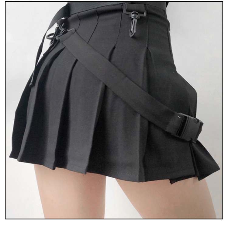  細部までこだわりの装飾がついたクールなミニ丈スカートです