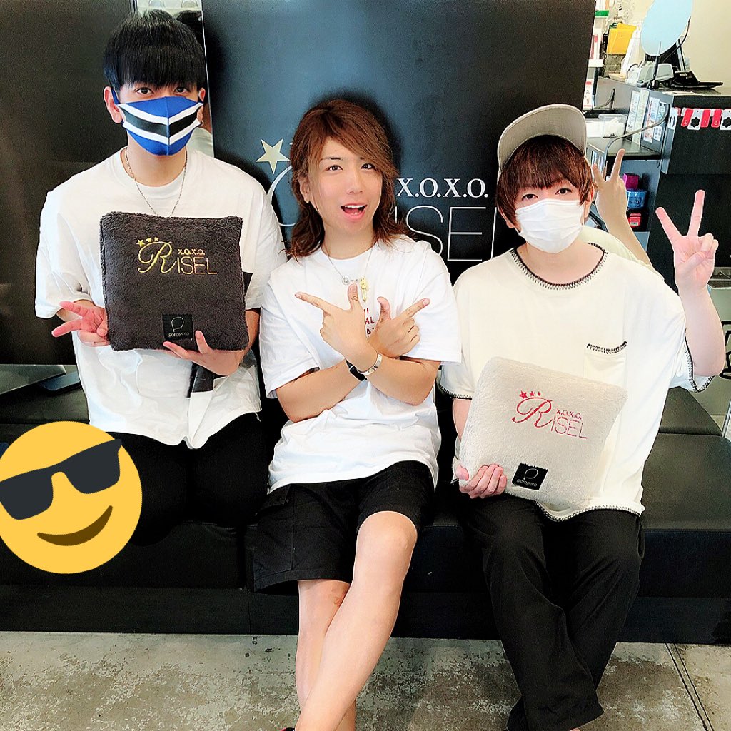 浦島 うらたんは炭酸デトックス&リブライトリートメントとカット✨ 志麻くんは3トーンのブルーブラックに前髪を短めに切ってイメチェンしました🎶 ちなみにブルーブラックは黒染めと違って色落ちするのでカラーチェンジが楽に出来るのです😊 え