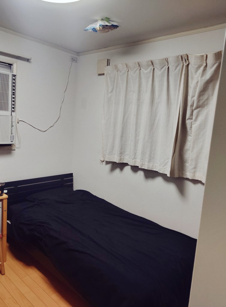 姉に「ベッドの上にポテチ置いといて」と頼まれたんですけど、y軸の値が分からなかったので最大にしておきました