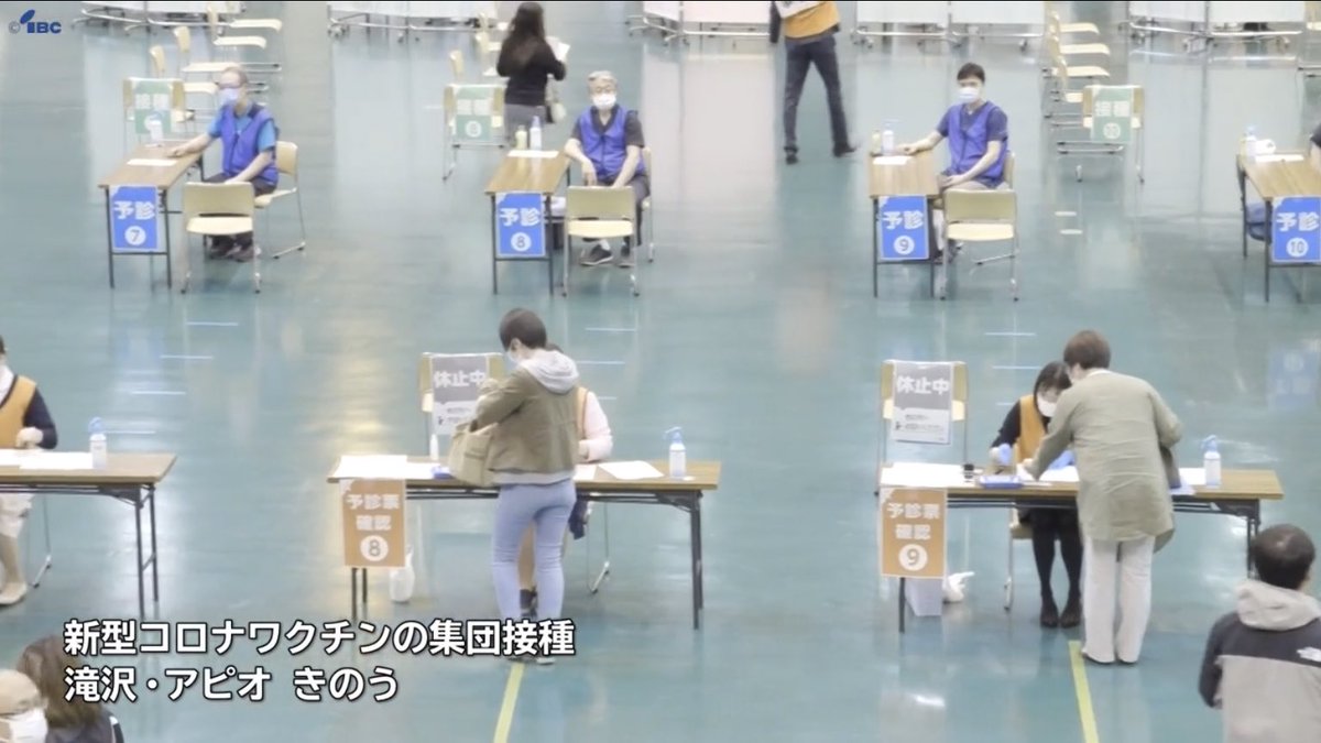 広いホールに並んだ長机とパイプ椅子… すごく……見たことがある…ような……… 