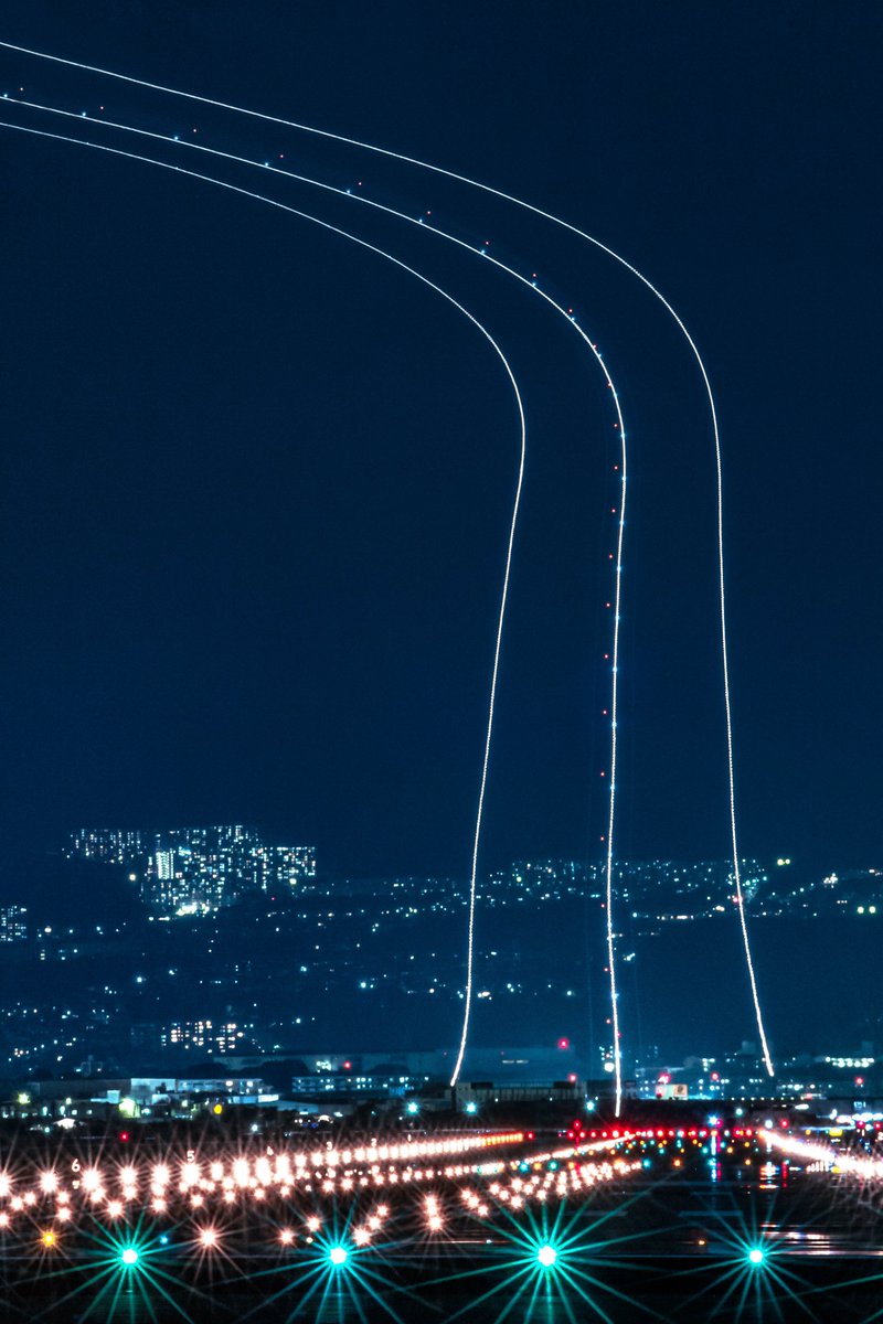 滑走路から離陸する飛行機を撮ったら 「夜空へ続く道」みたいな写真になった