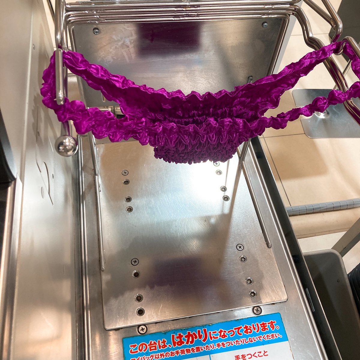 いつも使ってるエコバッグなんですが、正直パンツに見えるから少し恥ずかしい 