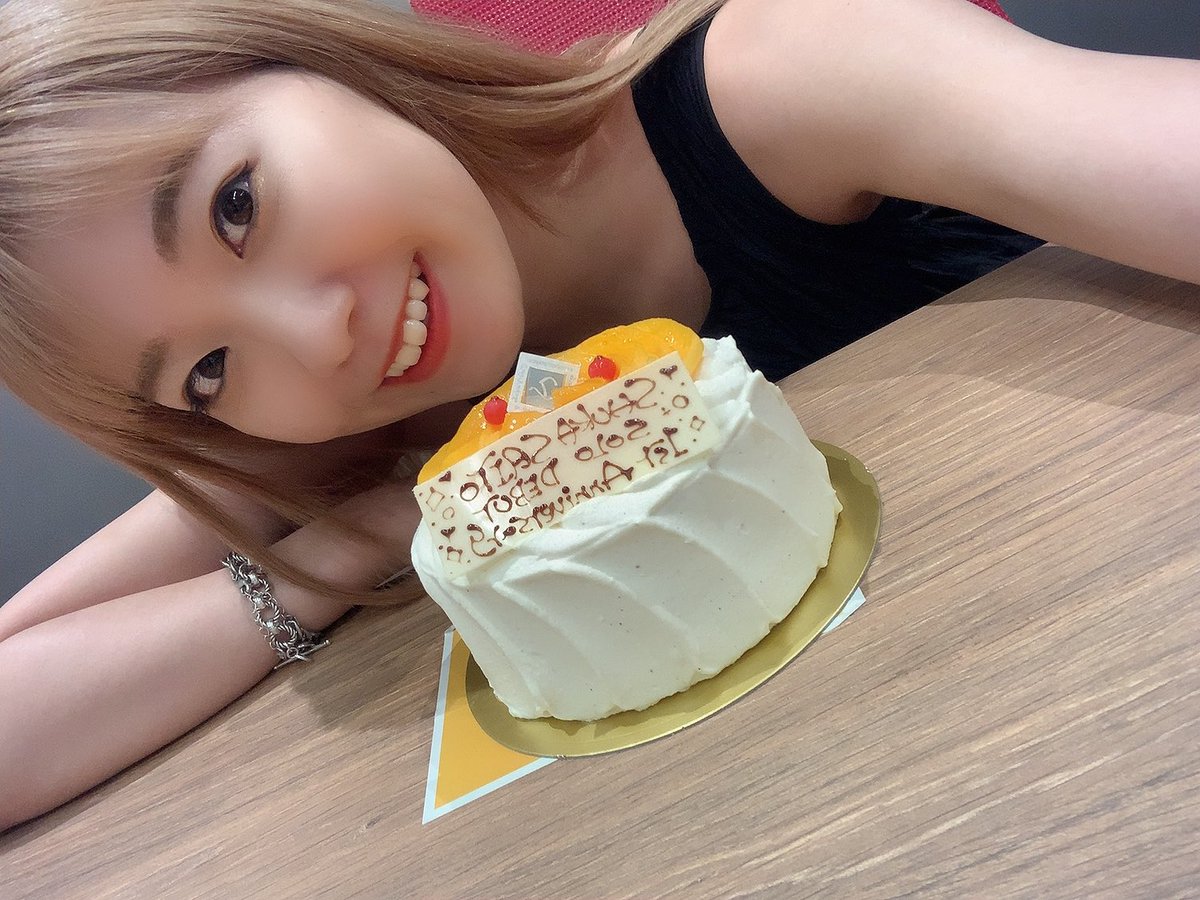 ソロデビュー1周年を迎えましたっ 朝から沢山のお祝いの言葉 ありがとうございますっ