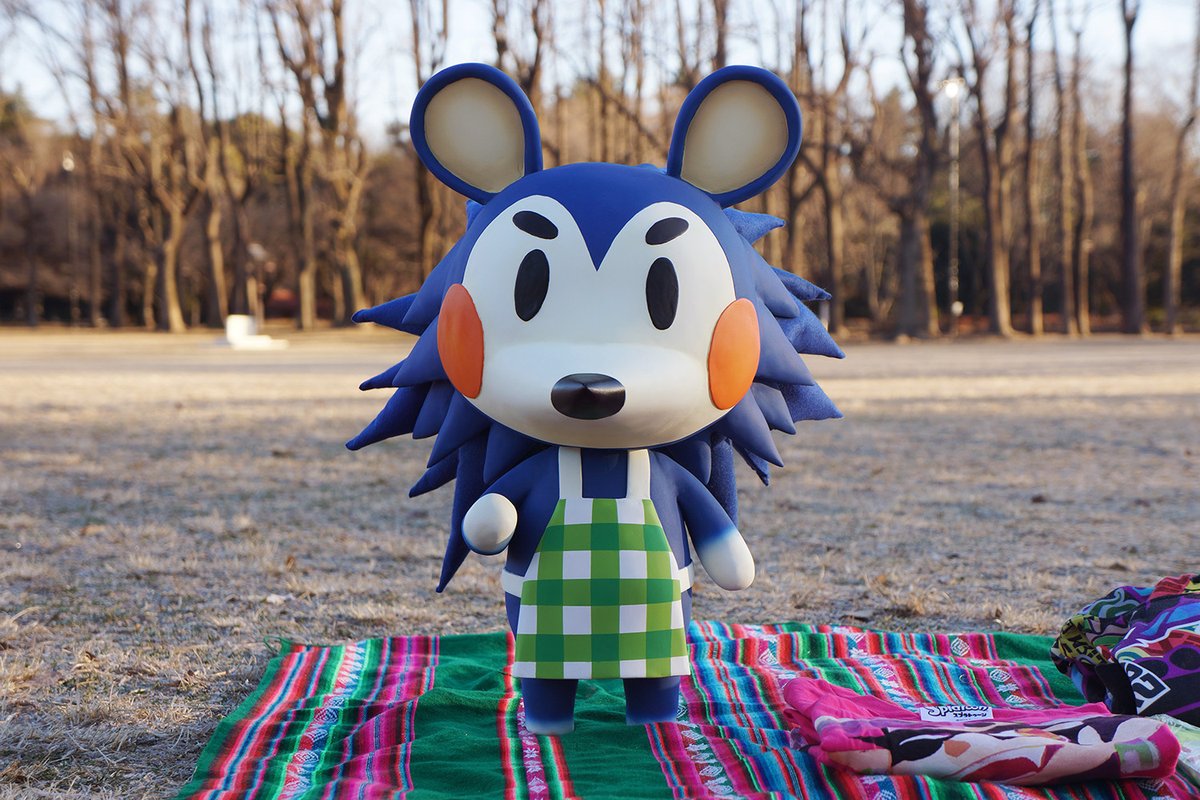 どうぶつの森エイブルシスターズの三女きぬよさんを特大スケールでつくりました 本体は石粉粘土、後頭部のトゲはフェルトで作ってあります 身長は約56cmほど 製作期間はコツコツつくって約5ヶ月ほどかかりました トゲをつくるのがなかなか大変でした　これで島の中でも外でも仕立て屋さんができました 