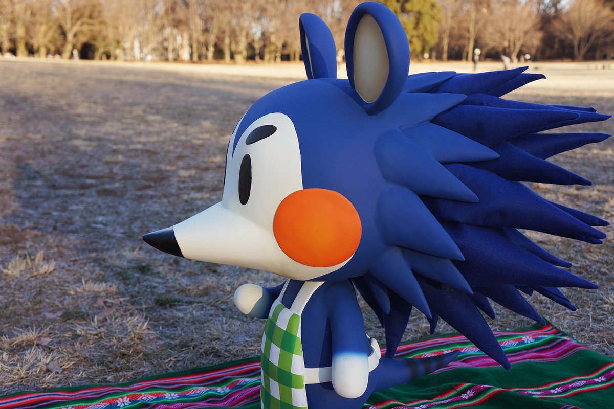 どうぶつの森エイブルシスターズの三女きぬよさんを特大スケールでつくりました 本体は石粉粘土、後頭部のトゲはフェルトで作ってあります 身長は約56cmほど 製作期間はコツコツつくって約5ヶ月ほどかかりました トゲをつくるのがなかなか大変でした　これで島の中でも外でも仕立て屋さんができました 