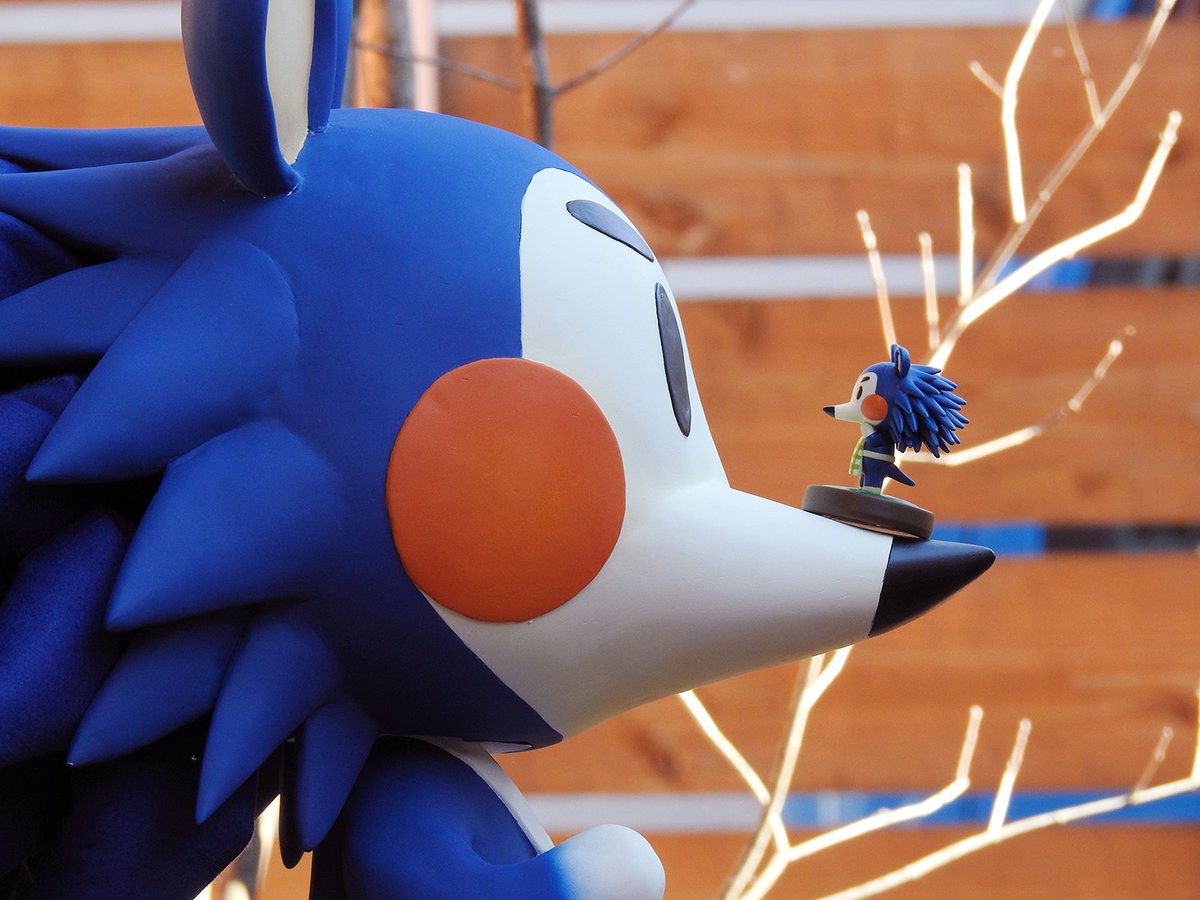 どうぶつの森エイブルシスターズの三女きぬよさんを特大スケールでつくりました 本体は石粉粘土、後頭部のトゲはフェルトで作ってあります 身長は約56cmほど 製作期間はコツコツつくって約5ヶ月ほどかかりました トゲをつくるのがなかなか大変でした　これで島の中でも外でも仕立て屋さんができました 