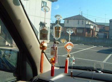 でも実は車検通らないからとかじゃなく吸盤が光を集めて虫眼鏡で火を起こすような感じで車内が燃えるからまじではずしてくれ