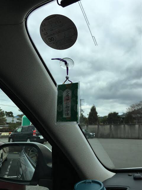 でも実は車検通らないからとかじゃなく吸盤が光を集めて虫眼鏡で火を起こすような感じで車内が燃えるからまじではずしてくれ