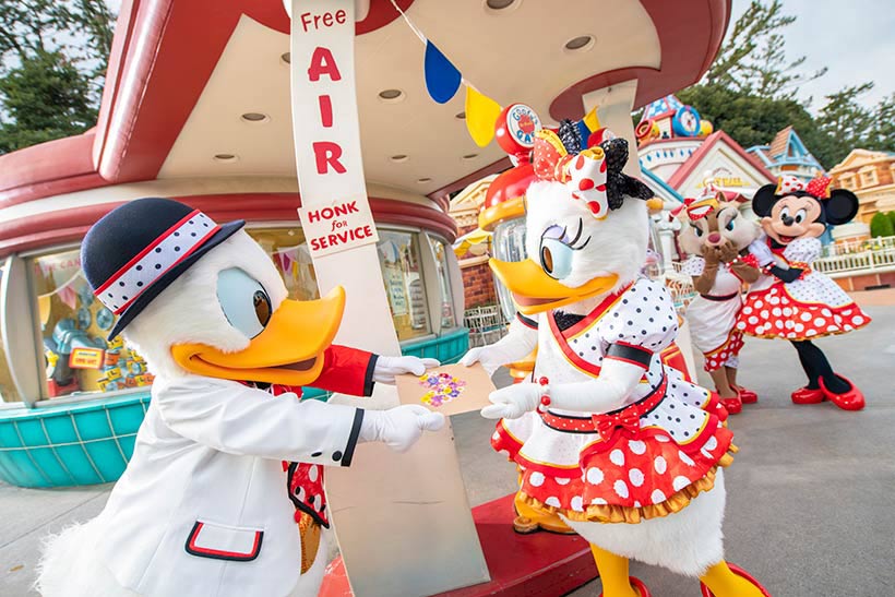  今日1月9日は、ドナルドダックのガールフレンド、デイジーダックのスクリーンデビューの日♪ ドナルドはナイショでデイジーのためにプレゼントをつくったようですよ