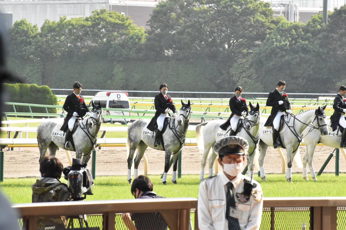 これは広瀬香美の国歌斉唱にビビる誘導馬 