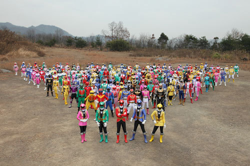 ゴレンジャーから続く歴代34のスーパー戦隊が登場