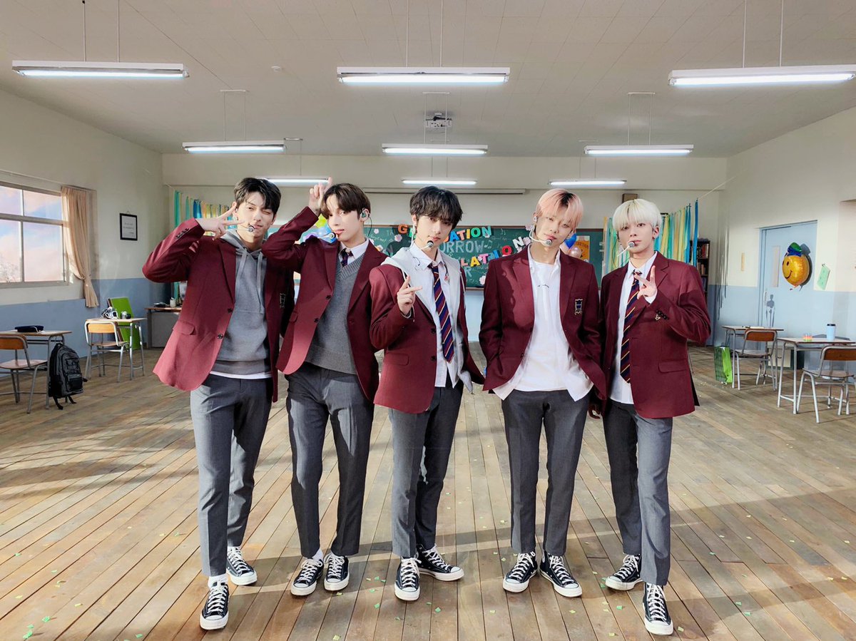 今年韓国では全員大人✨もう制服姿はパフォーマンスでしか見られない #TOMORROW_X_TOGETHER の #ある日頭からツノが生えた 卒業式パフォーマンス❣️あんな先輩がいたら制服のボタンは争奪戦まちがいない😭   #TXT  #第2ボタンはMOAの💙 #CROWN #STILL_DREAMING  #CDTV 