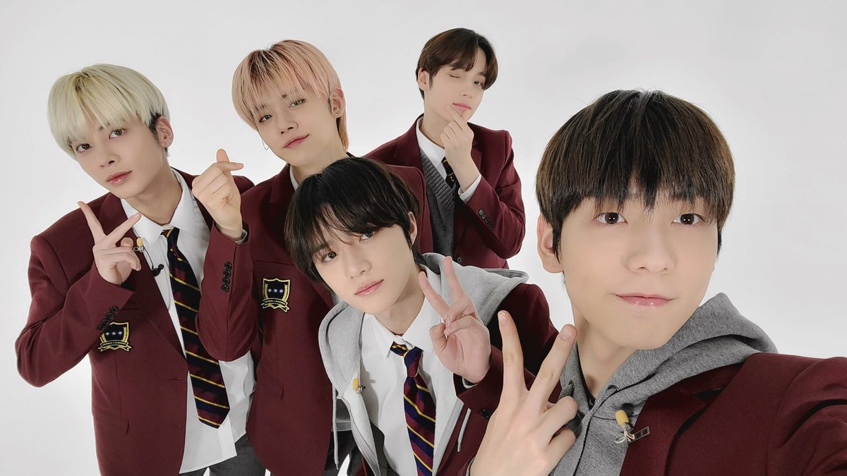 やっとMOAに聞かせることができた #TXT 日本1stアルバム♪ リリース日の夜はVliveで、朝は番組で会えるなんて💙 今回の #STILL_DREAMING 活動は幸せしかないですね🥰   #TOMORROW_X_TOGETHER 