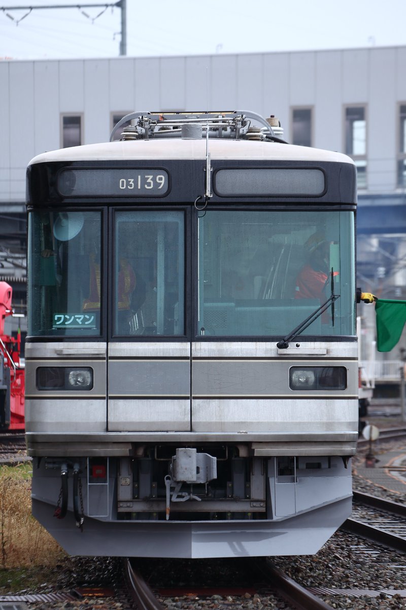 12/26 松任構内 03系北鉄譲渡車試運転 139-839 北鉄アンテナ、スカート、フルカラーLEDが取り付けられました パンタグラフは菱型 床下機器は三菱製の新品が多くみられました  無動力で台車や表示機の試運転と思われます 