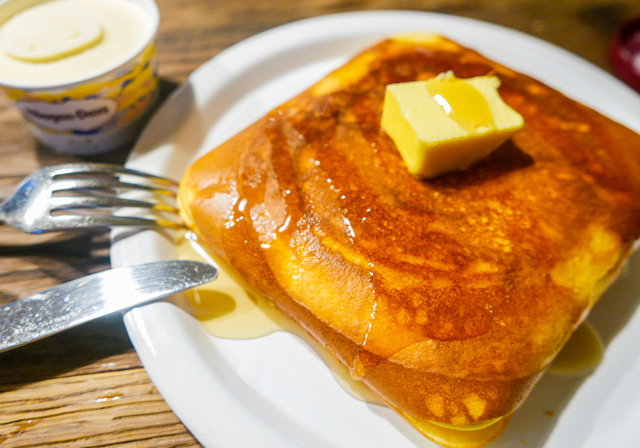 　俺はただふつうにホットサンドメーカーでホットケーキミックスを焼いてバターとメープルシロップをかけてハーゲンダッツを添えただけだが・・