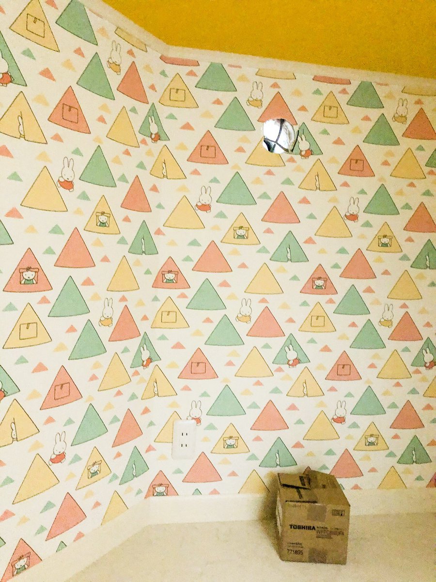 今年一番笑ったのは、施工会社のミスで事務所の壁がミッフィー柄になってたことだな 