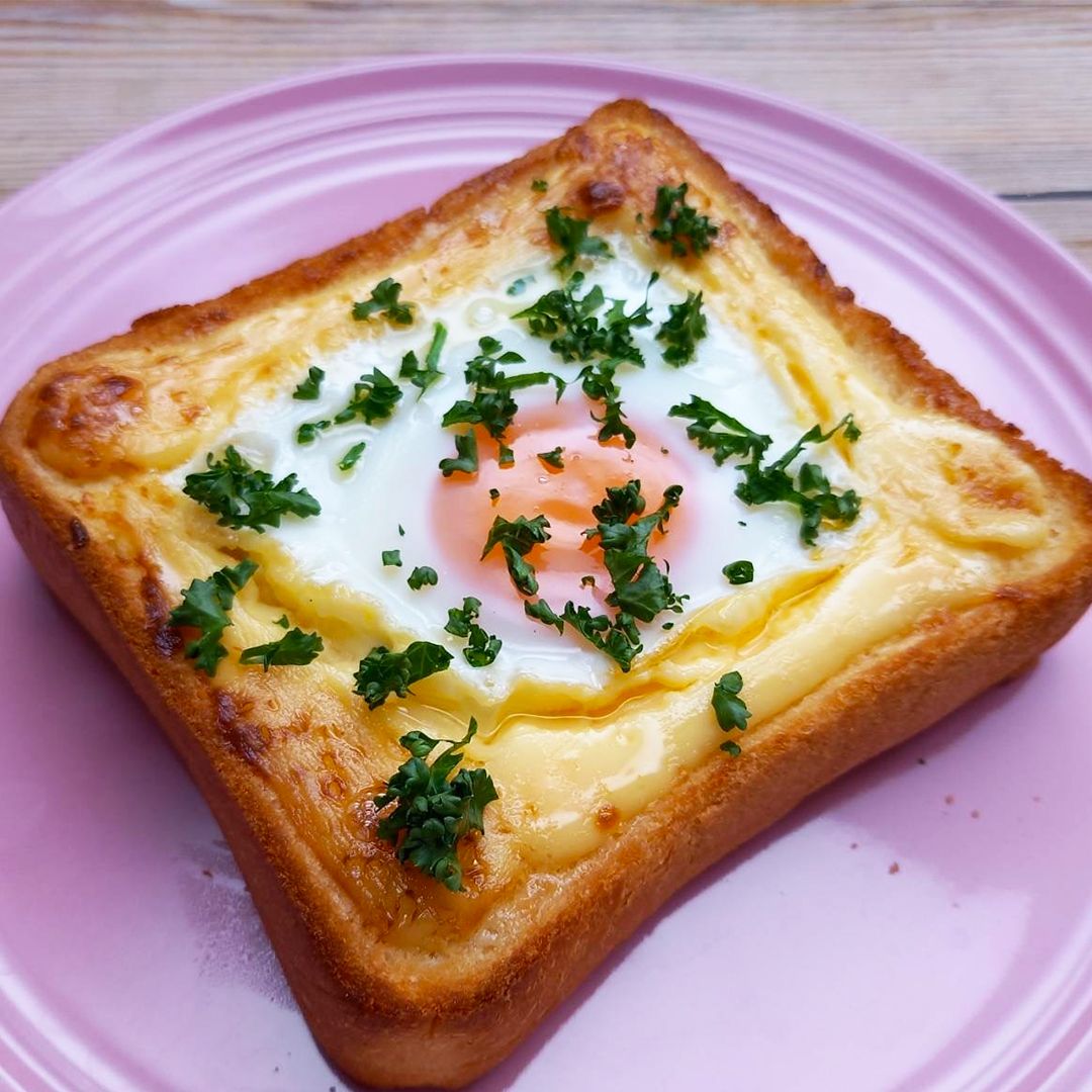 縁に沿ってマヨネーズを塗り、中央に卵を割り入れてトースターで5〜6分加熱する