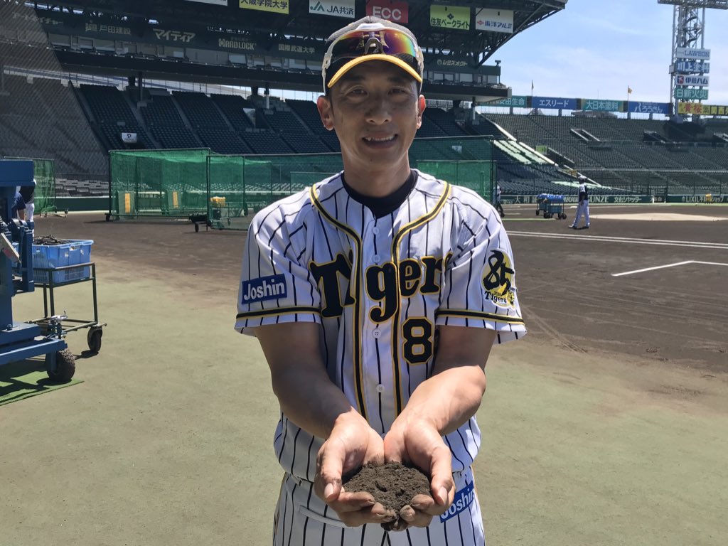 阪神甲子園球場と阪神タイガースは、(公財)日本高等学校野球連盟に加盟する野球部の3年生全部員を対象に、「甲子園の土」キーホルダーの贈呈を行うこととなりました