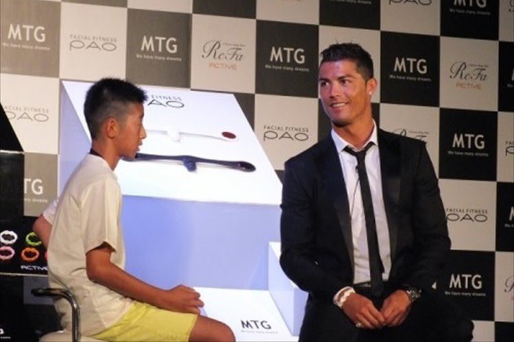 C.ロナウドにポルトガル語で頑張って質問して、クスクス笑う大人に、ロナウドはなぜ笑うんだい