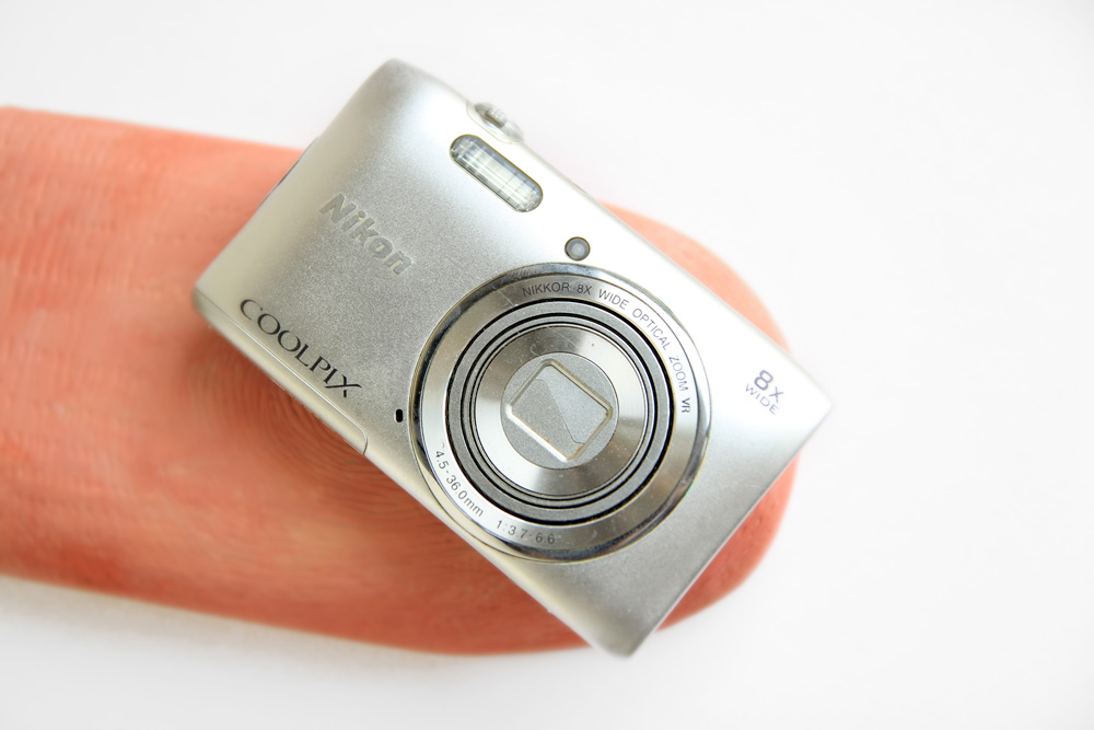  この指にそこら辺のモノを乗せると簡単にミニチュア風の写真が撮れます