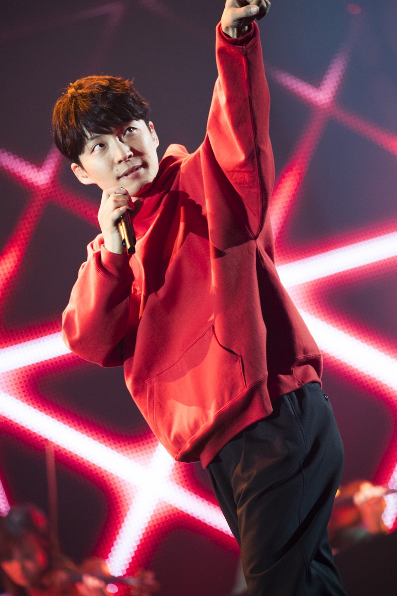  約4万人の大歓声のもと会場が一体となる熱いライブを約3時間繰り広げました