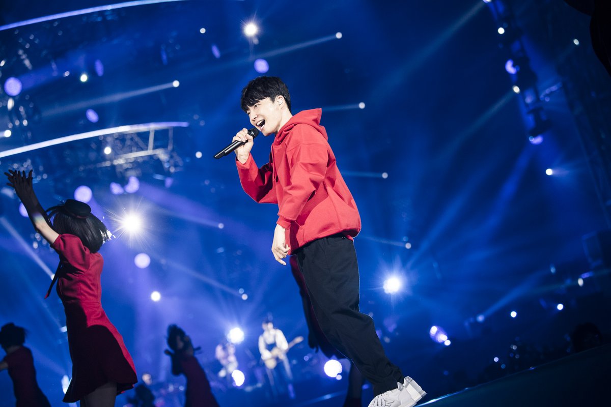  約4万人の大歓声のもと会場が一体となる熱いライブを約3時間繰り広げました