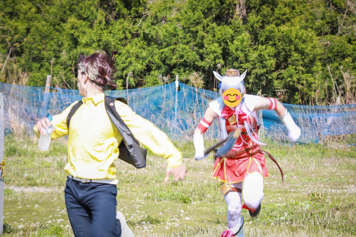 これはトレーナーと一緒に仲良くランニングをするゴルシです 