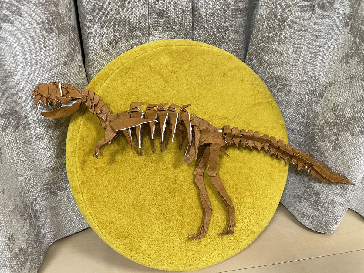 小学３年生の息子が、お小遣いで買った折り紙で、一人で完成させたティラノサウルスの全身骨格です