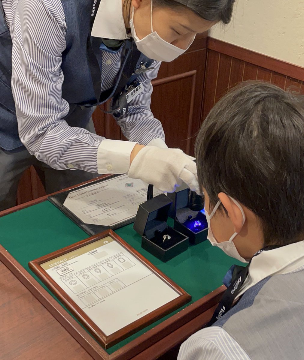 と思っていたら 本物の美しい宝石がずらずら出てきて 内容も研修を受けられるくらいの素晴らしい内容で、驚きの連続  最後のお姉さんの言葉 “このお仕事は世界のあらゆる美しいものに出会えて自分の審美眼を磨ける素晴らしいお仕事です” 😭 