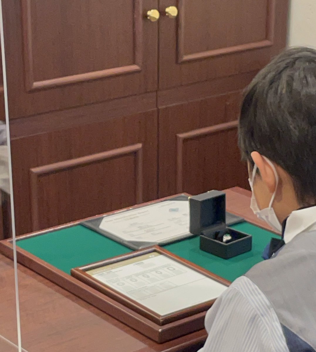 と思っていたら 本物の美しい宝石がずらずら出てきて 内容も研修を受けられるくらいの素晴らしい内容で、驚きの連続  最後のお姉さんの言葉 “このお仕事は世界のあらゆる美しいものに出会えて自分の審美眼を磨ける素晴らしいお仕事です” 😭 