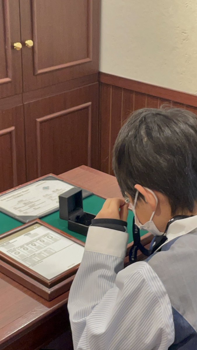 と思っていたら 本物の美しい宝石がずらずら出てきて 内容も研修を受けられるくらいの素晴らしい内容で、驚きの連続  最後のお姉さんの言葉 “このお仕事は世界のあらゆる美しいものに出会えて自分の審美眼を磨ける素晴らしいお仕事です” 😭 