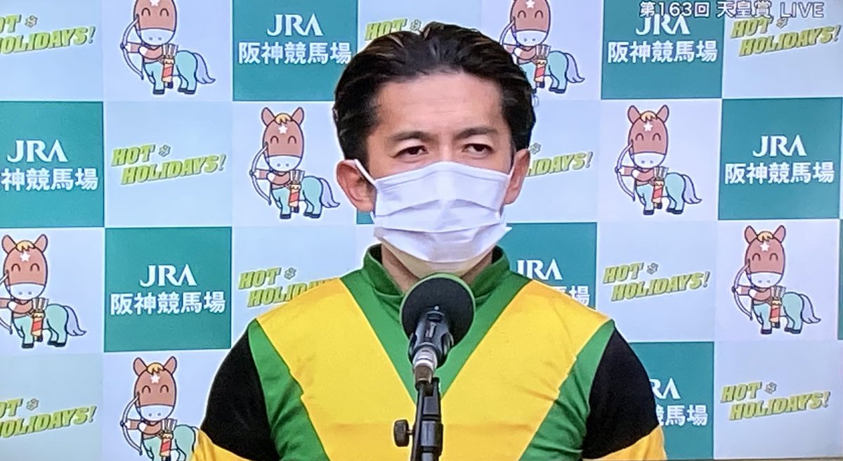 後ろのインタビューボードのイラスト よく見るの上半身もウマ