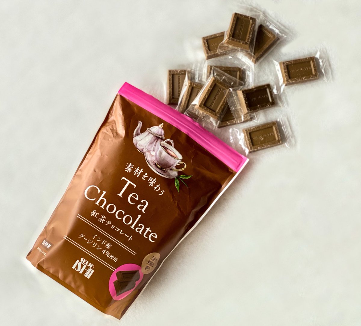 成城石井で発見した紅茶チョコ最高でした😭💕本格的なダージリン茶葉が目視で分かるくらい使われていてぎゅっと凝縮された素材の風味と香りを一粒で堪能できるというまさに食べる紅茶☕️🍫✨ 