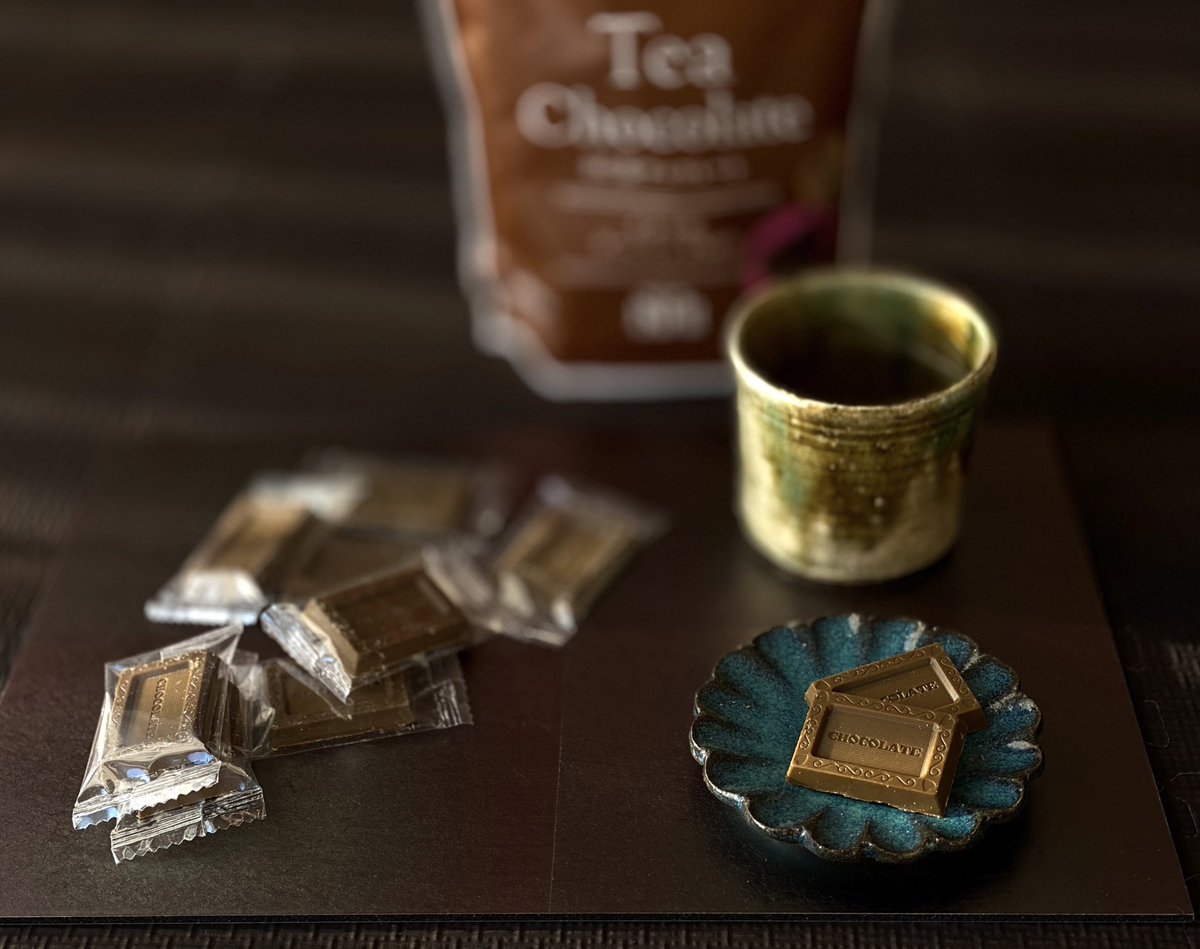 成城石井で発見した紅茶チョコ最高でした😭💕本格的なダージリン茶葉が目視で分かるくらい使われていてぎゅっと凝縮された素材の風味と香りを一粒で堪能できるというまさに食べる紅茶☕️🍫✨ 