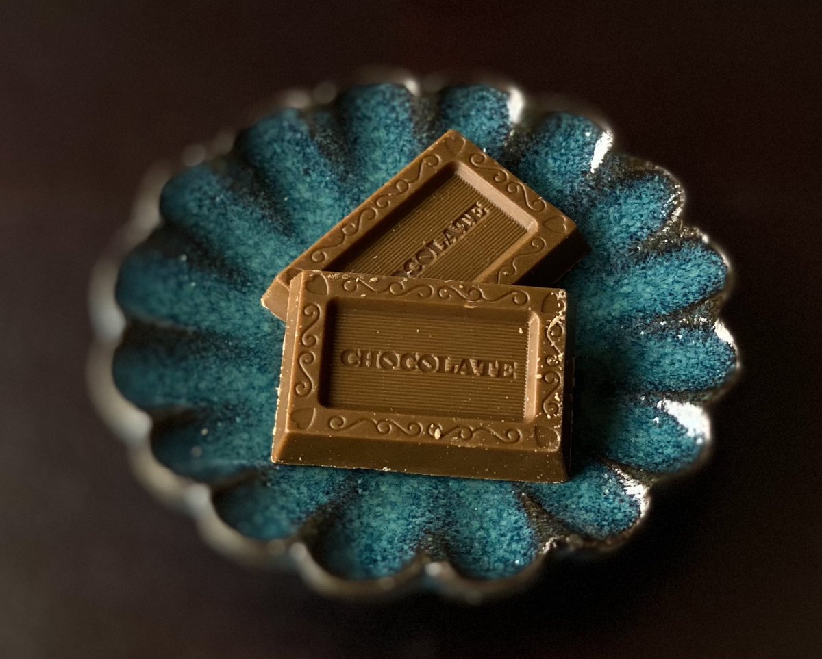 成城石井で発見した紅茶チョコ最高でした😭💕本格的なダージリン茶葉が目視で分かるくらい使われていてぎゅっと凝縮された素材の風味と香りを一粒で堪能できるというまさに食べる紅茶☕️🍫✨ 