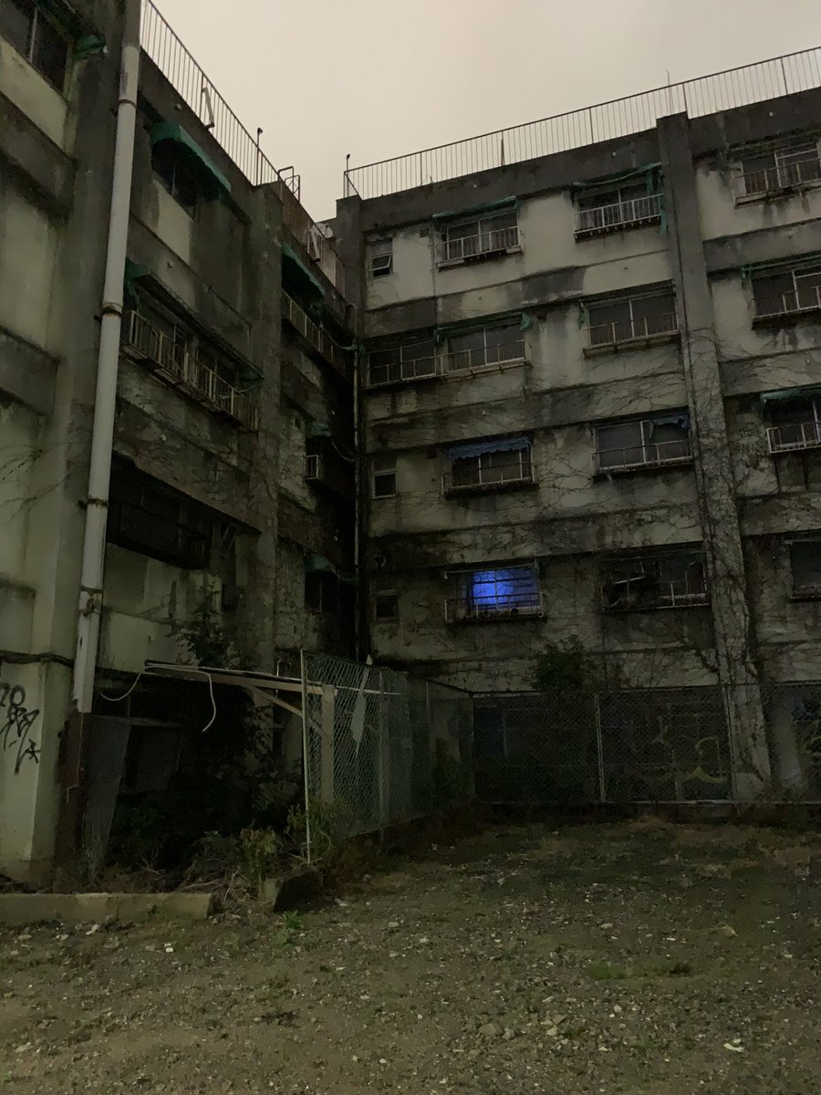 めちゃくちゃ不気味な建物見つけたし青い光の部屋が気になる 