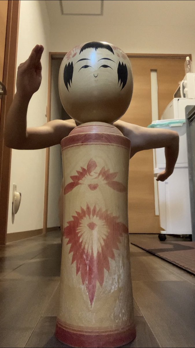 こけしに腕を生やす遊び。 