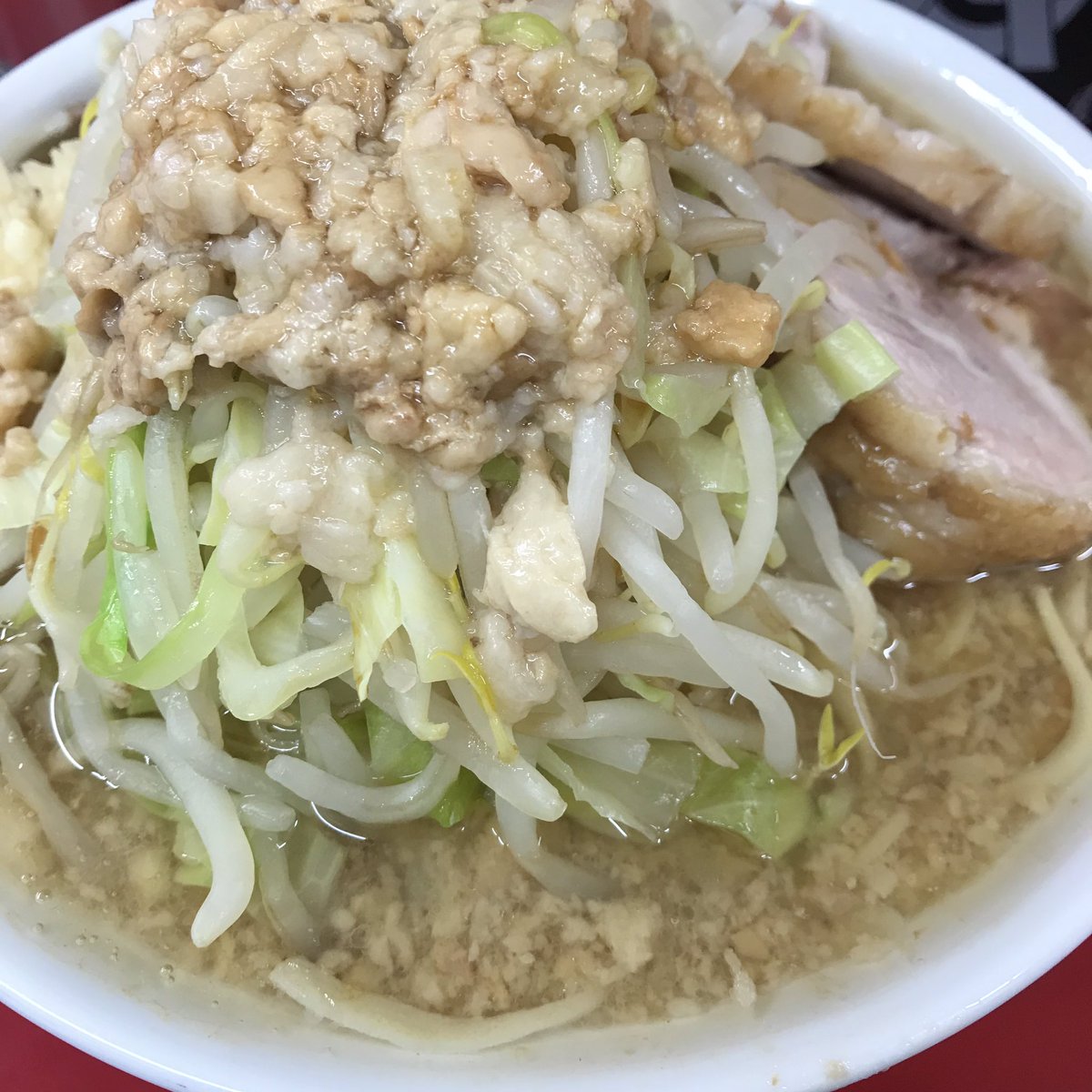 ヴィーガン生活1日目 麺(小麦は土から生えてるから野菜) 豚(多分草とか食べてるから野菜) ヤサイ(野菜) ニンニク(野菜) スープ(醤油=大豆=野菜) アブラ(多分野菜)