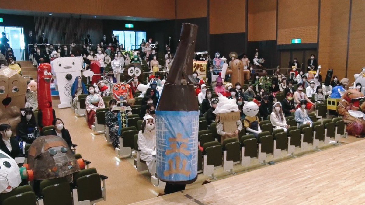   環境デザイン専攻の代表として、金美生活に必要不可欠な立山のコスプレしました