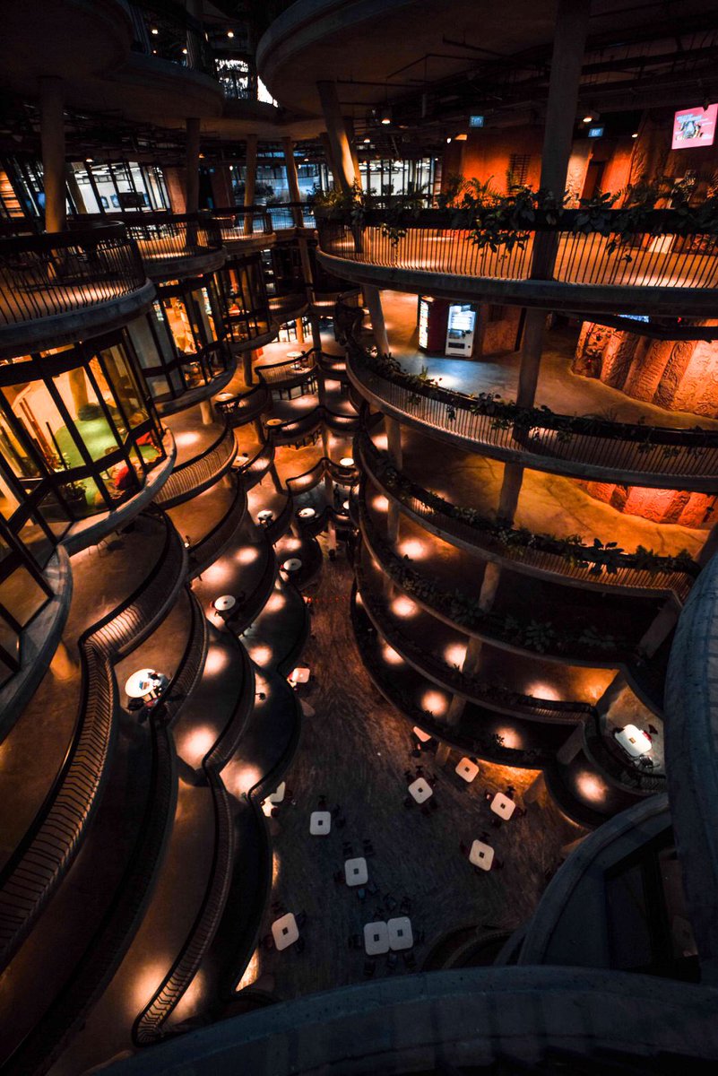 凄い建物だろ。ウソみたいだろ。大学なんだぜ。これで...。 