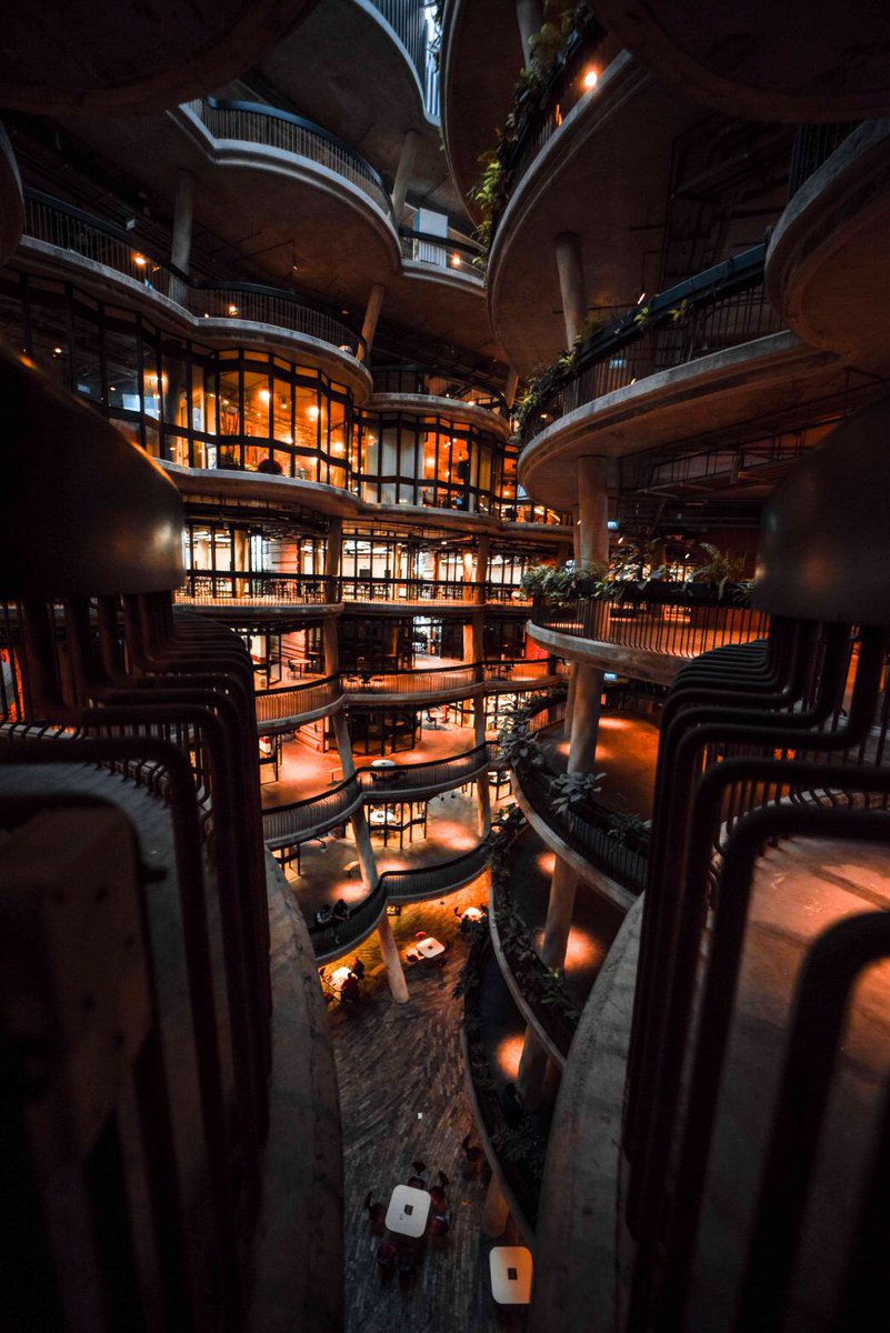 凄い建物だろ。ウソみたいだろ。大学なんだぜ。これで...。 