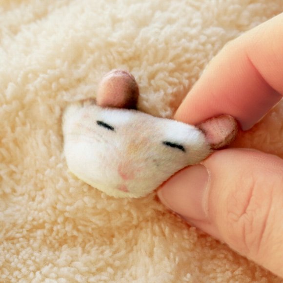 フェリシモの「おがくずに埋もれて眠るハムスターハンカチ」に可愛すぎない…