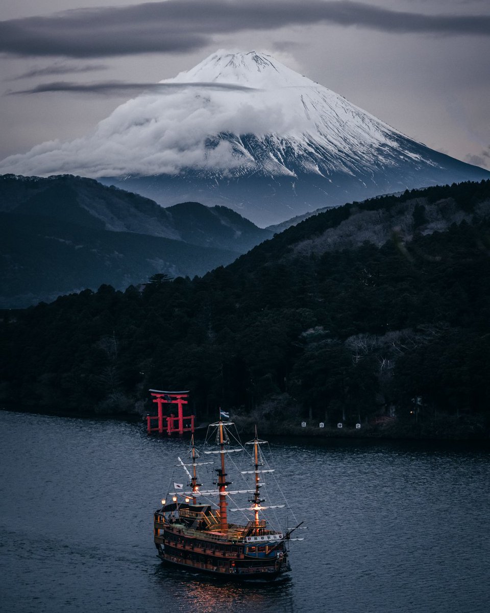 箱根から望む富士山がまるで水墨画のような景色だった日。 