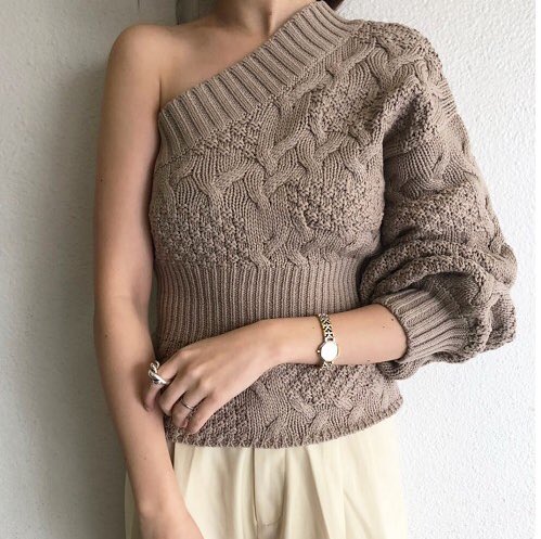 ワンショルダー流行ってるけどこれは肩が華っっっっ奢で二の腕ひょろっっひょろな人が着る服であって、私みたいに肩幅ごつくて二の腕が丸太ぐらいある人間が着ると集落で狩りを得意としてる原始人になる 