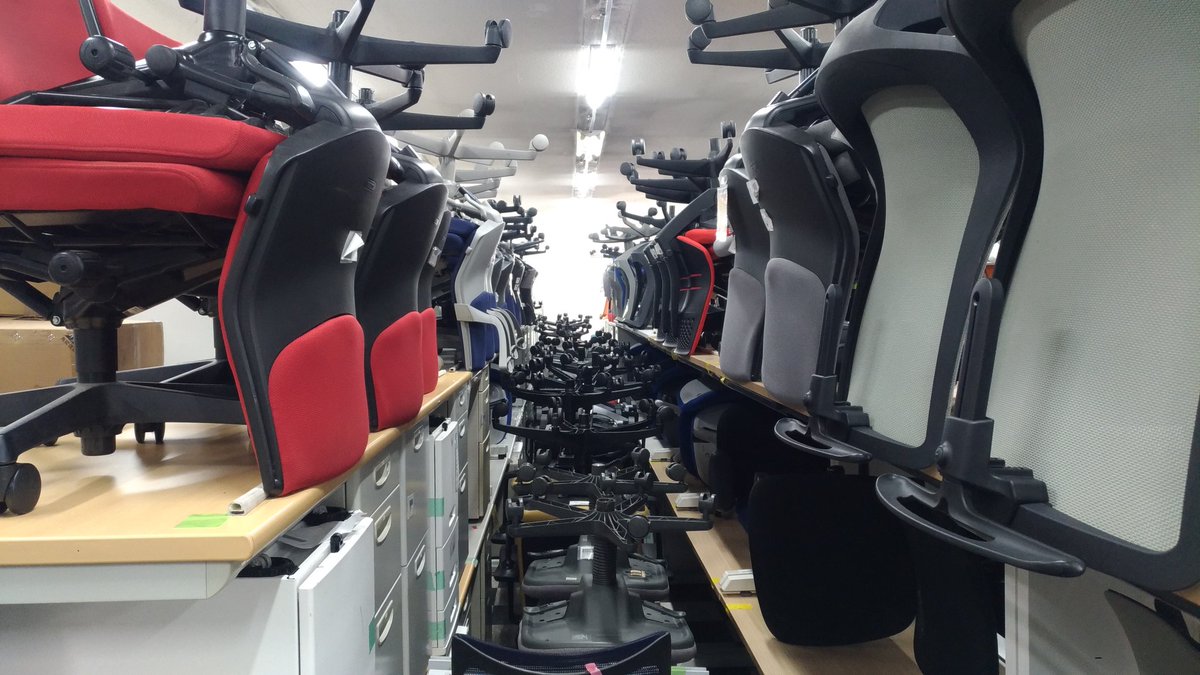 中古ＯＡ屋さんにきたら アーロンとかバロンとか 事務所たたみ過ぎで在庫潤沢 