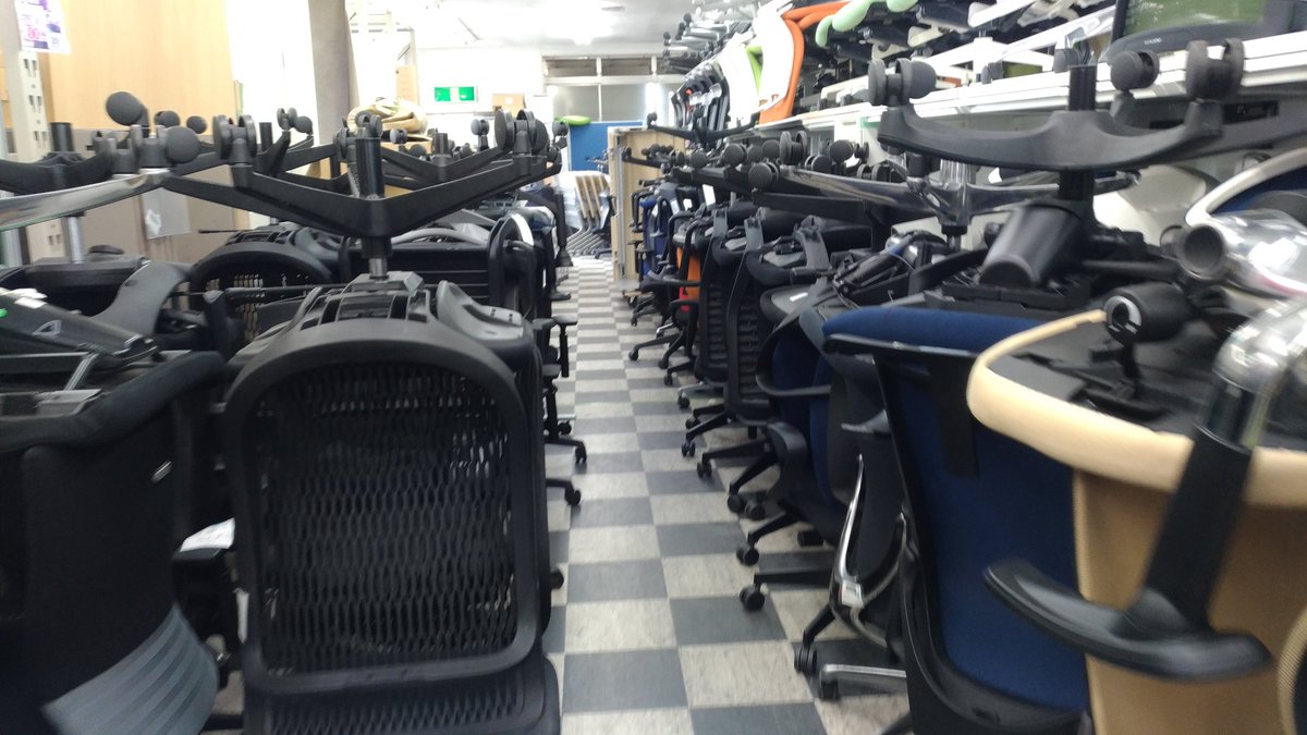 中古ＯＡ屋さんにきたら アーロンとかバロンとか 事務所たたみ過ぎで在庫潤沢 