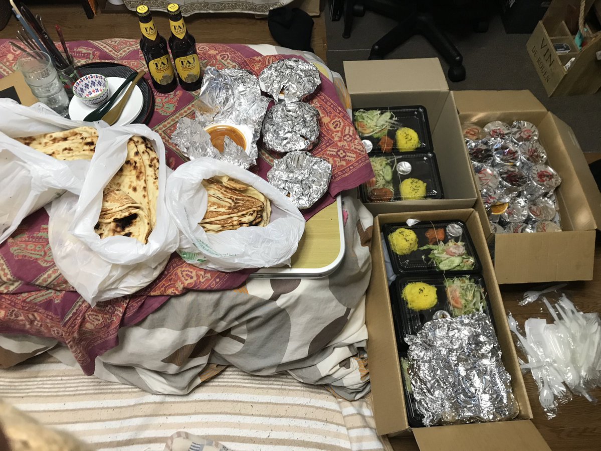 お母さんがカレー3人前と間違えて30人前頼んでめちゃくちゃ笑ってる 