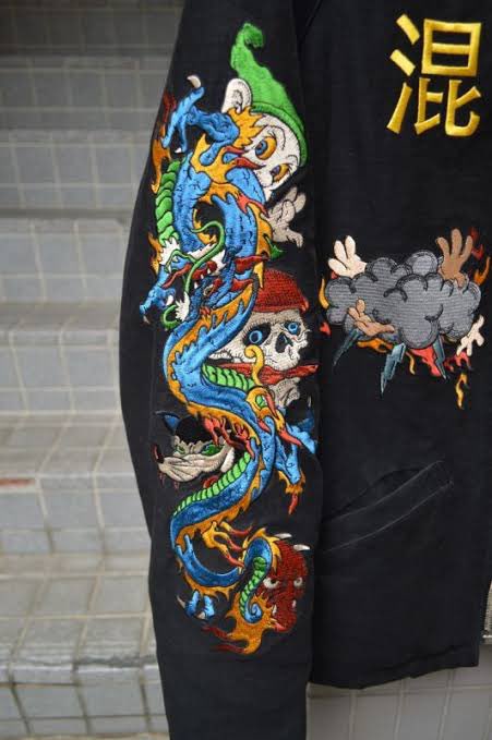 これをパクリと言わずして何をパクリと言うのか…甚だ疑問である 許可を取ったのかそれとも無断なのかは定かではないが、有名人がアパレルブランドを立ち上げたと公にするのであればやってはいけないことをしたのではなかろうか 今すぐ取り下げるべき (1・2枚目KIDILL 3・4枚目元夢アド京佳のブランド) 