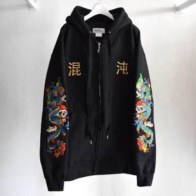 これをパクリと言わずして何をパクリと言うのか…甚だ疑問である 許可を取ったのかそれとも無断なのかは定かではないが、有名人がアパレルブランドを立ち上げたと公にするのであればやってはいけないことをしたのではなかろうか 今すぐ取り下げるべき (1・2枚目KIDILL 3・4枚目元夢アド京佳のブランド) 